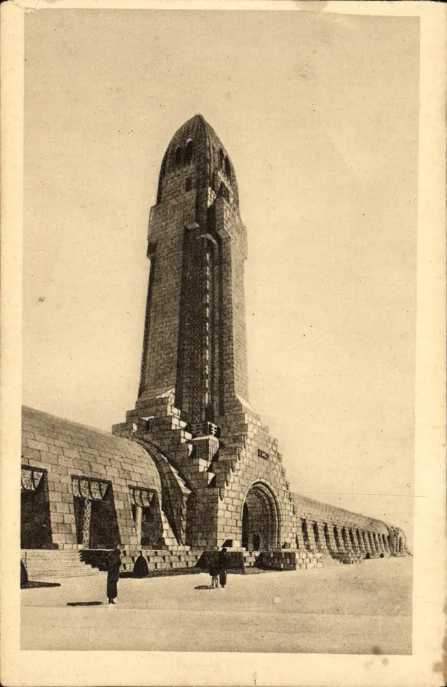 Ossuar und Leuchtturm von Douaumont — Léon Azéma und Jacques Hardy, Architekten - Vorderseite
