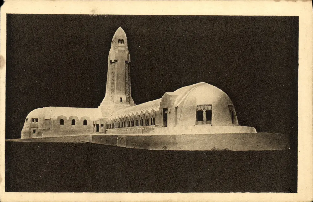 Ossuar und Leuchtturm von Douaumont — Hinterseite des Denkmals - Katholische Kapelle — Léon Azéma und Jacques Hardy, Architekten - Vorderseite