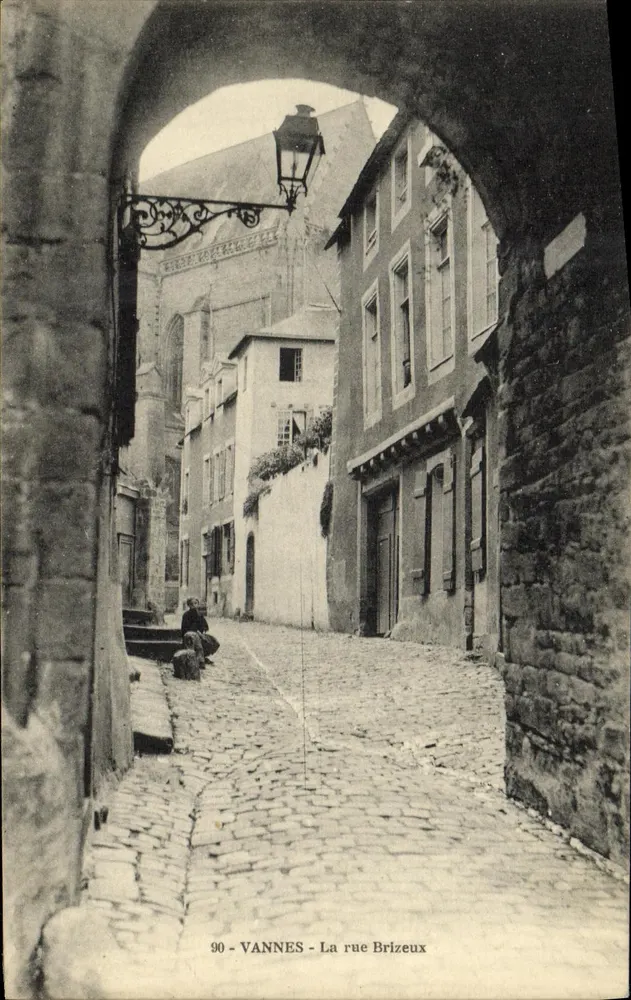 VANNES - A rua Brizeux — vista sob um portal — Fotog. Fr. Decker - Frente