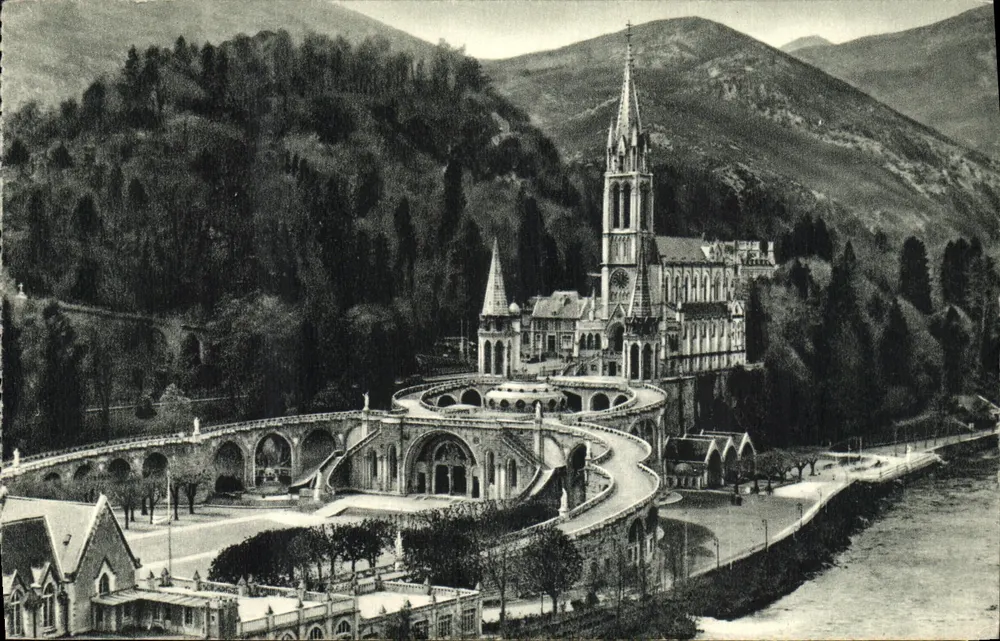 Lourdes — Visão geral da Basílica — Edição P. Doucet Lourdes, n°32 - Frente
