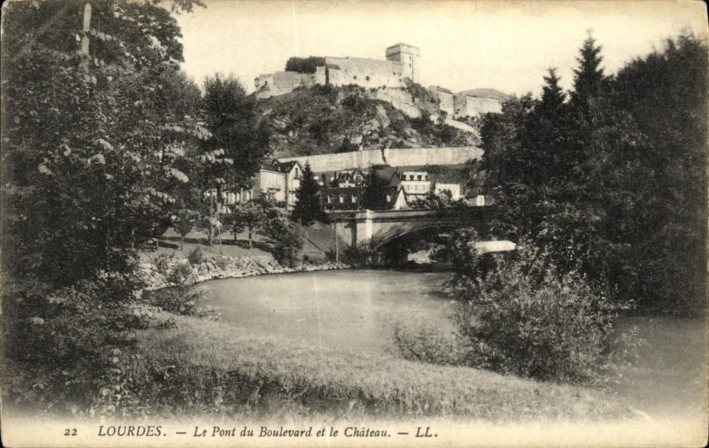 Lourdes — Die Brücke des Boulevards und das Schloss — LL. - Vorderseite