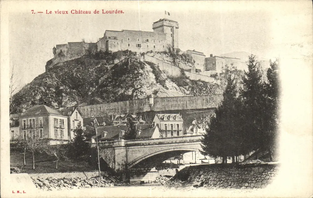 Das alte Schloss von Lourdes — Panoramablick mit Brücke und Dorf — L.M.L. - Vorderseite