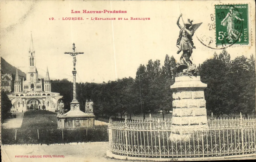 Lourdes - A Esplanada e a Basílica — Fototipia Labouche Frères, Toulouse - Frente