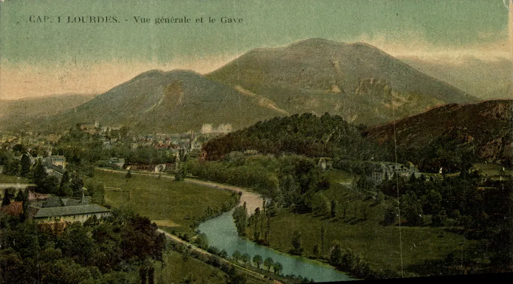 Lourdes — Vista geral e o Gave — CAP. I Lourdes - Frente