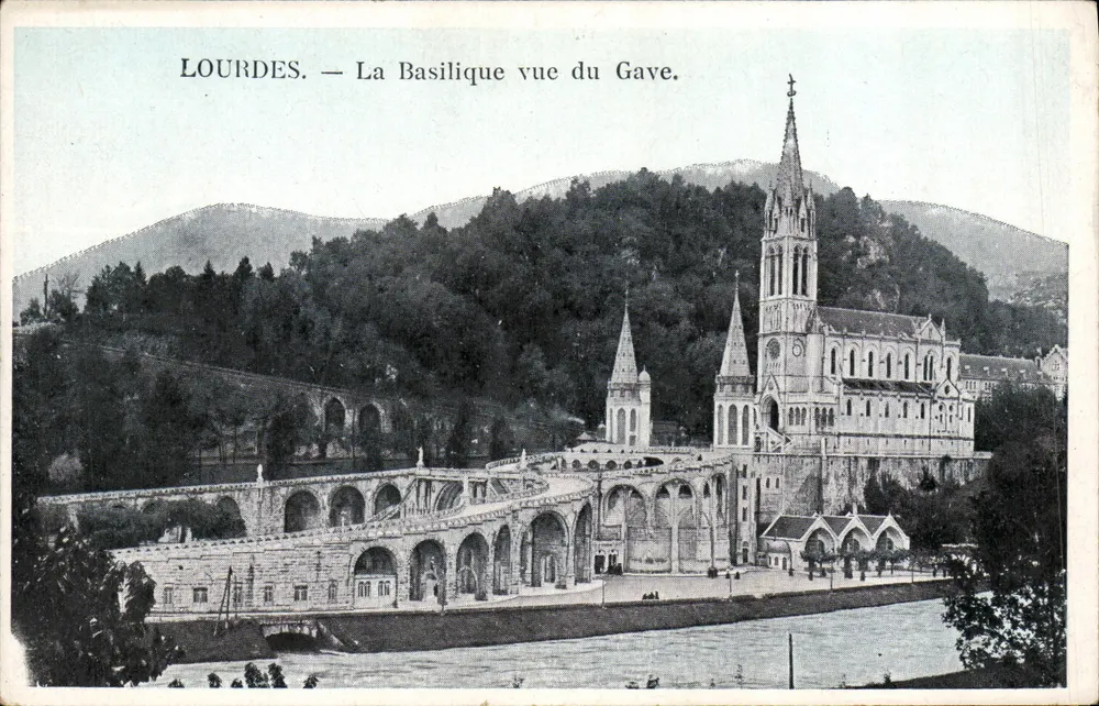 Lourdes — A Basílica vista do Gave. - Frente