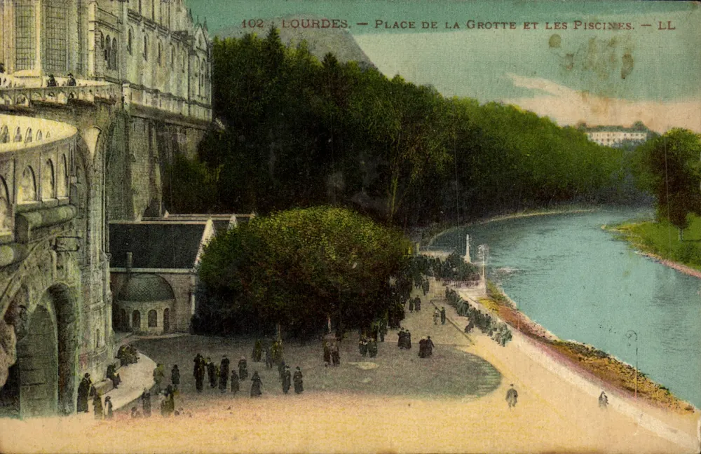 Lourdes — Place de la Grotte und die Piscines — LL - Vorderseite