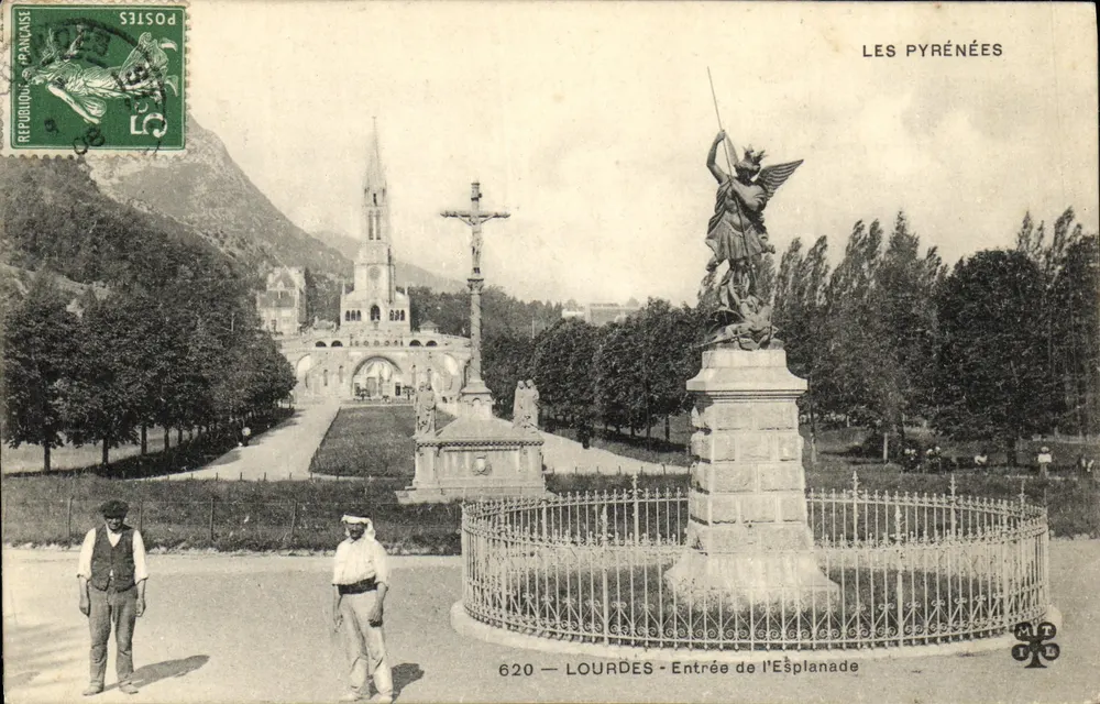 Lourdes — Entrada da Esplanada — Os Pirineus - Frente