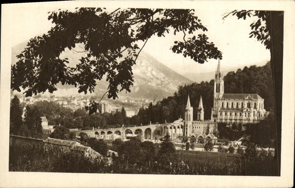 Lourdes — La Basilica e il Pic du Jer — Edizione P. DOUCET, Lourdes - Recto