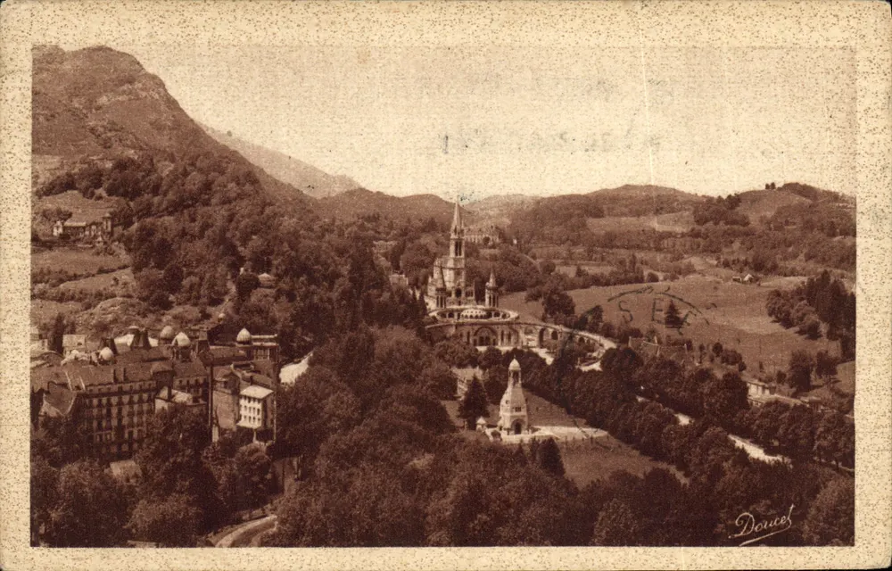 Lourdes — Panoramablick auf die Basilika und den Festungspalast — Edit. P. Douet - Vorderseite