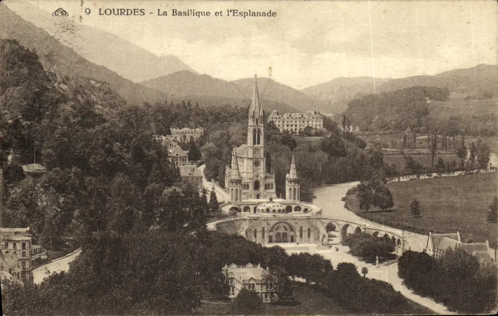Lourdes - A Basílica e a Esplanada — editor desconhecido, n° 9 - Frente
