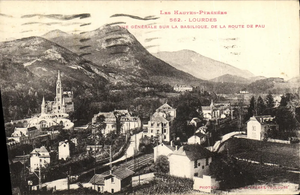 Lourdes — Allgemeiner Blick auf die Basilika, von der Straße nach Pau — Phototypie Léon Frères, Toulouse - Vorderseite