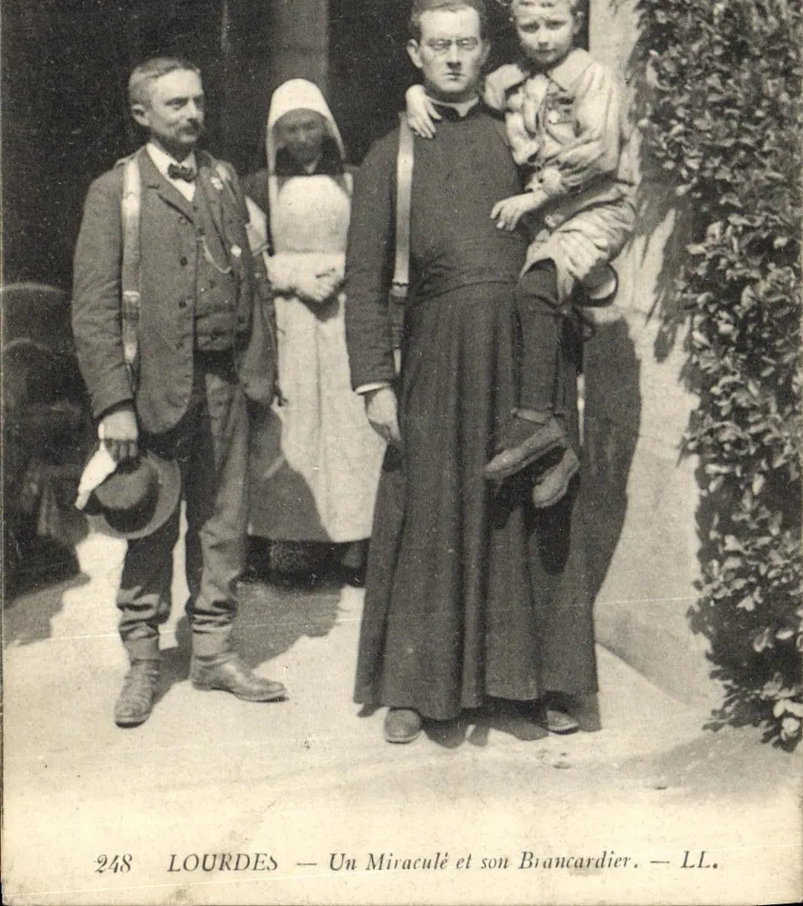 LOURDES — Un Milagrado y su Biancardiero. — LL. - Anverso