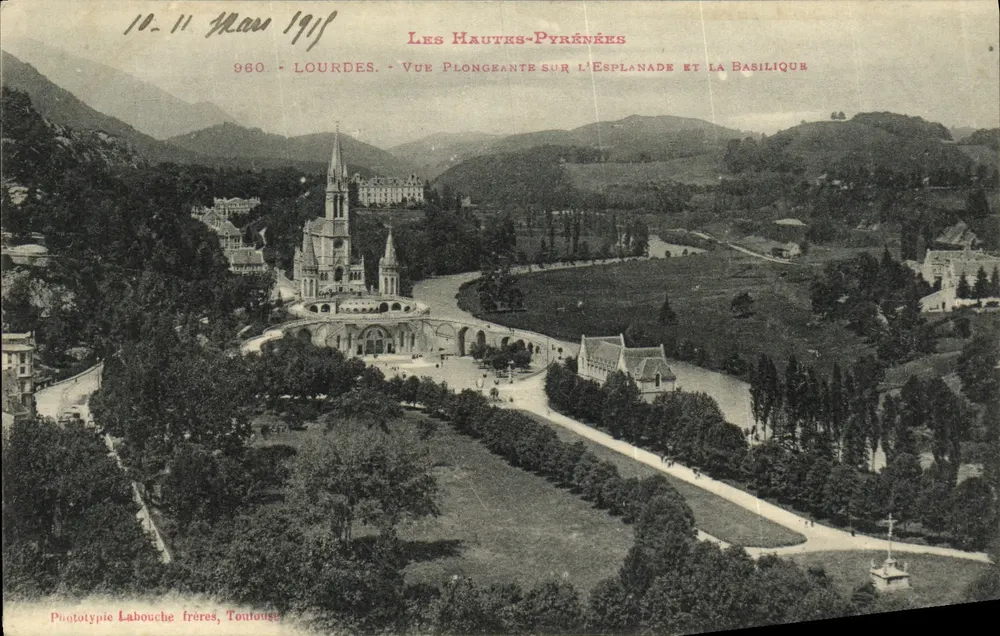 Lourdes — Aufnahme der Esplanade und der Basilika — Phototypie Labouche frères, Toulouse - Vorderseite