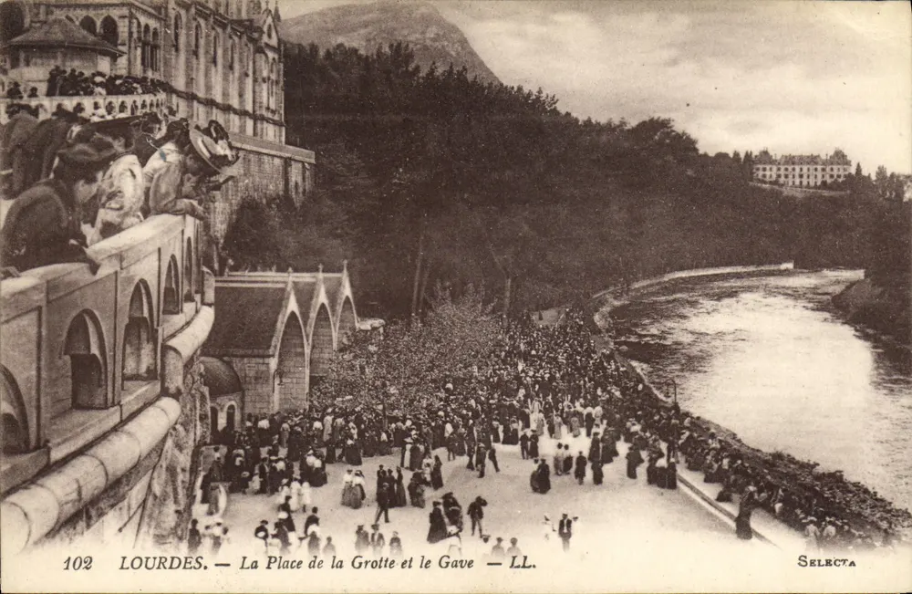 Lourdes — Die Place de la Grotte und der Gave — Selecta - Vorderseite