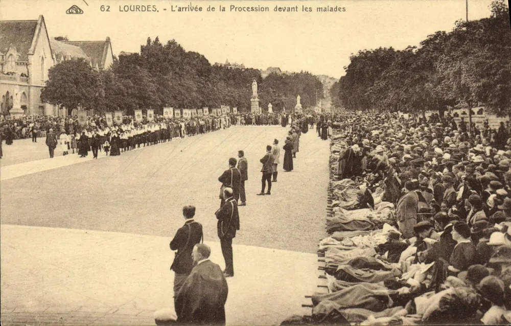 Lourdes - A chegada da Procissão diante dos doentes - Frente