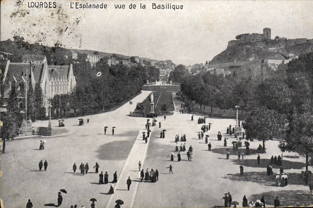 Lourdes — A Esplanada vista da Basílica - Frente