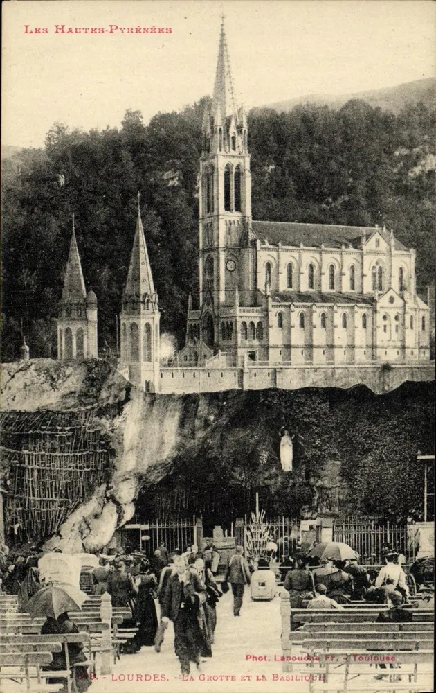 Lourdes — A Gruta e a Basílica — Fot. Labouche Fr. Toulouse - Frente