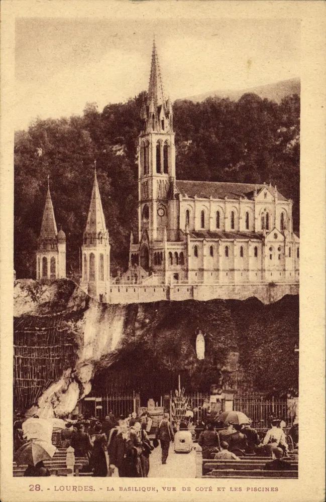 Lourdes - Die Basilika, seitliche Ansicht und die Becken - Vorderseite