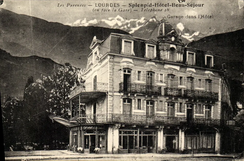 Lourdes — Hotel Beau-Séjour — em frente à Estação - Frente