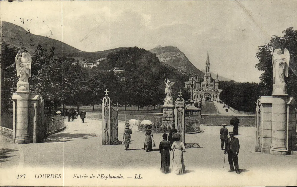 Lourdes — Entrada da Esplanada — LL - Frente