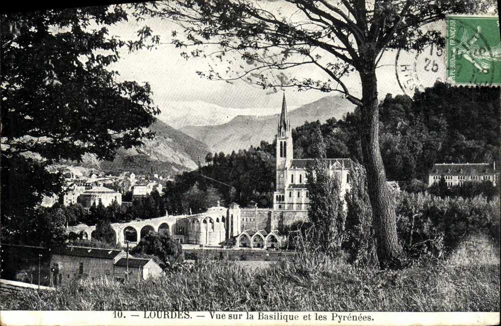 Lourdes — Ansicht der Basilika und der Pyrenäen — unbekannter Verleger, Seriennummer 10 - Vorderseite