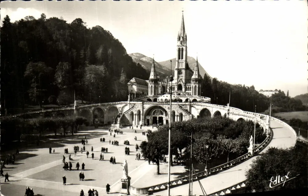 Lourdes — A Basílica e a Esplanada — Edlux - Frente