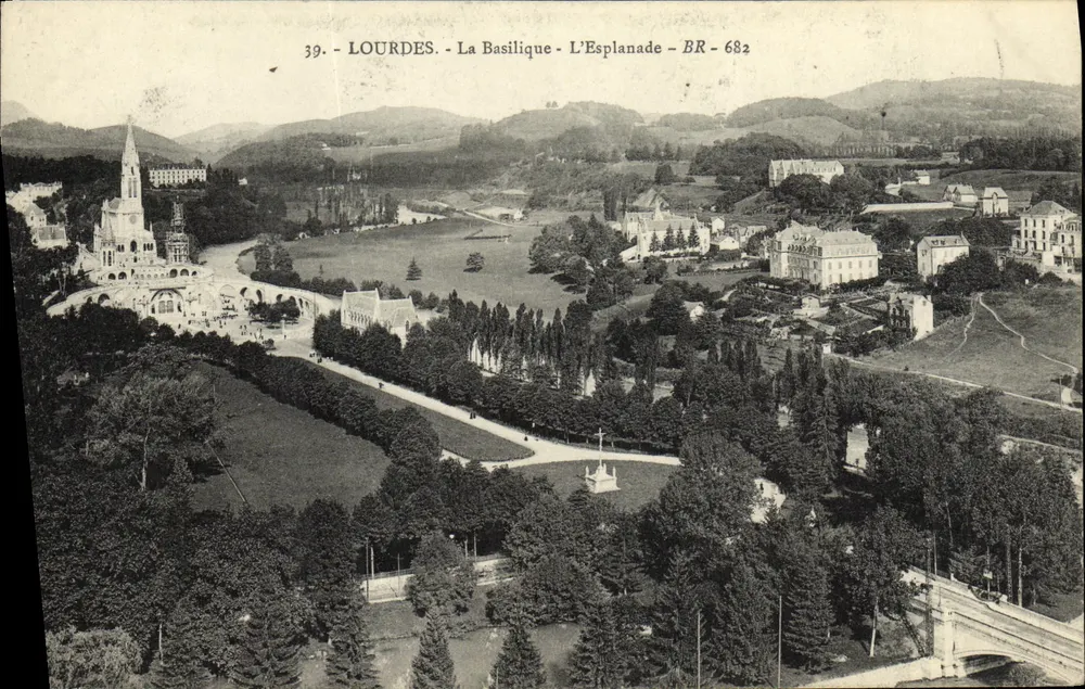 Lourdes - A Basílica - A Esplanada - BR - 682 - Frente