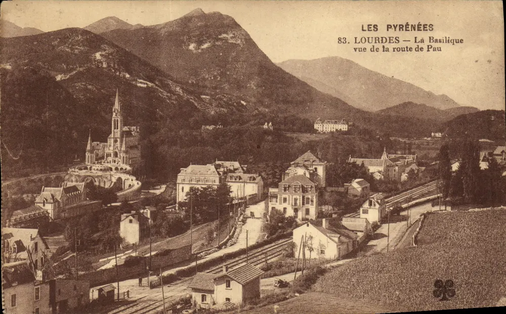 Lourdes — Die Basilika von der Straße nach Pau gesehen — Die Pyrenäen, Nr. 83 - Vorderseite