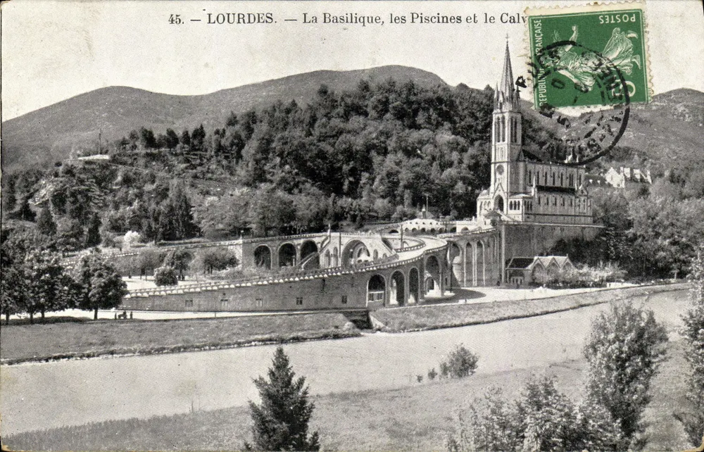 Lourdes — La Basilique, les Piscines et le Calvaire — Éditeur non identifié, n° 45 - Recto