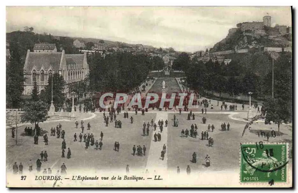 Lourdes — A Esplanada vista da Basílica — LL. - Frente