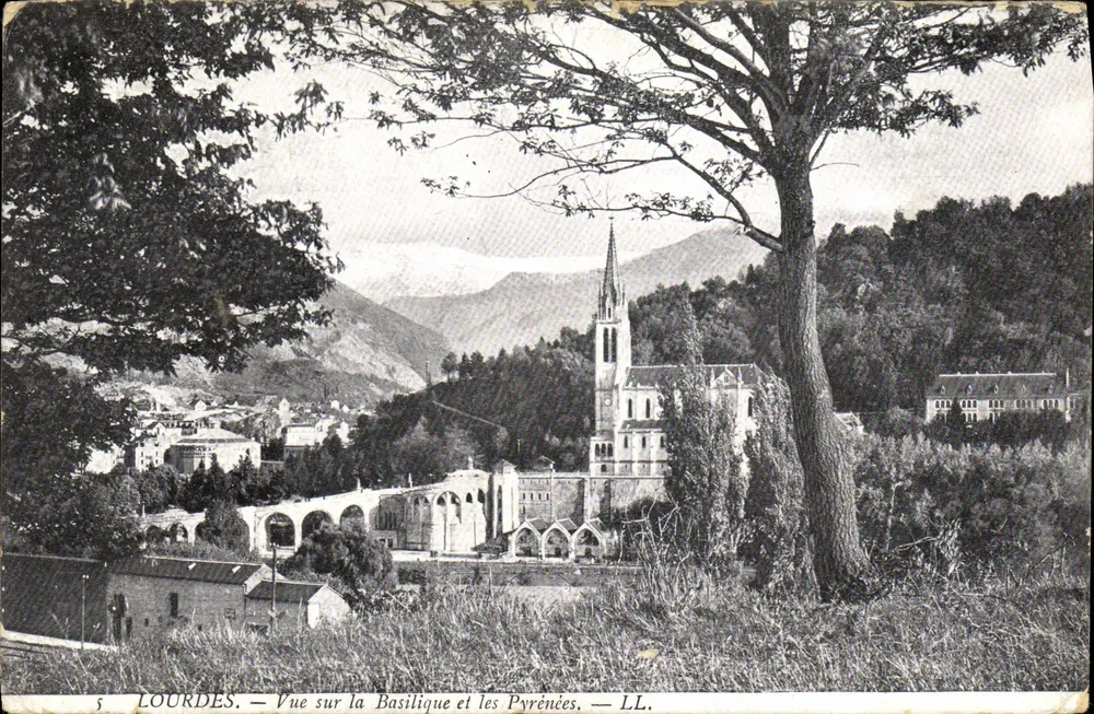 Lourdes — Ansicht der Basilika und der Pyrenäen — LL. - Vorderseite