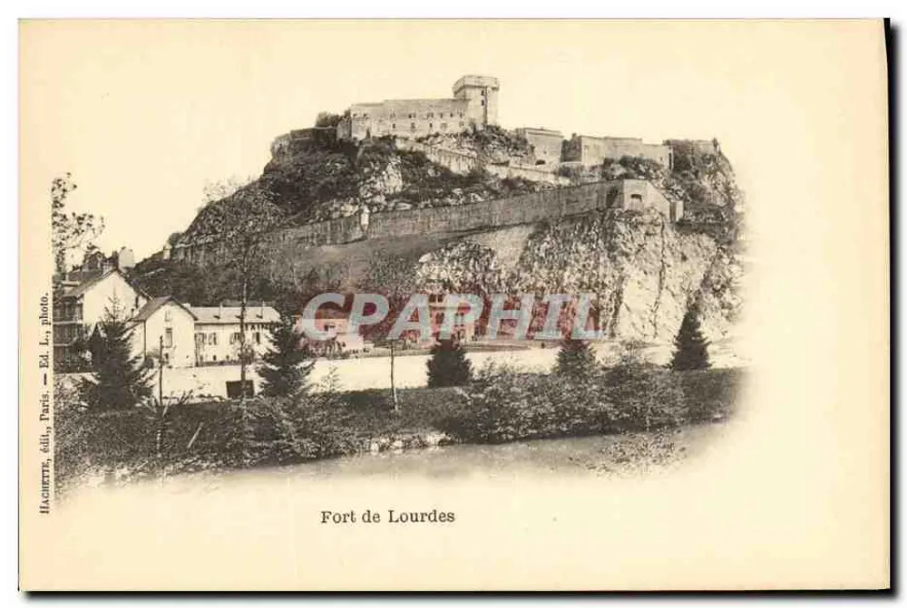 Fort de Lourdes — vista do forte em uma colina — Hachette, edit., Paris, foto. Ed. L. - Frente