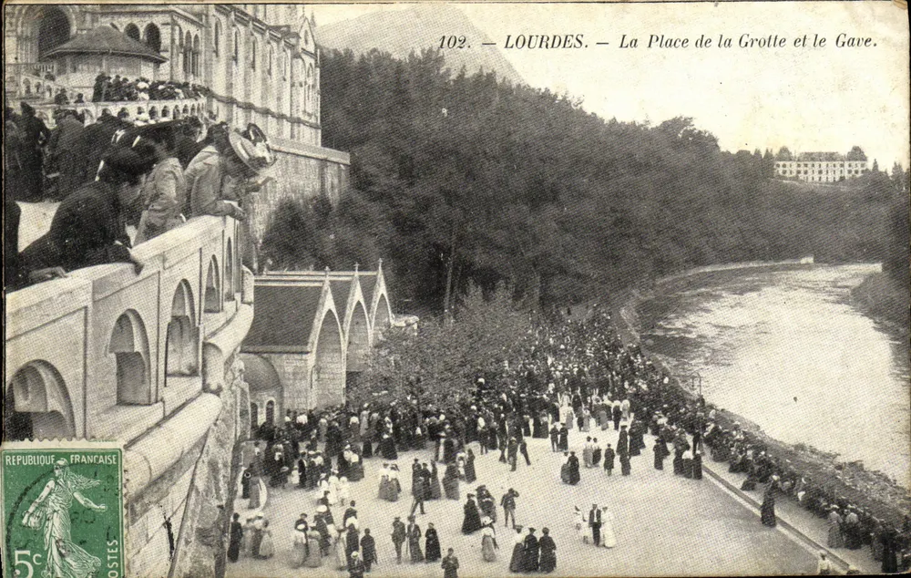 Lourdes — Die Place de la Grotte und der Gave — Verlag: Lourdes, Nr. 102 - Vorderseite