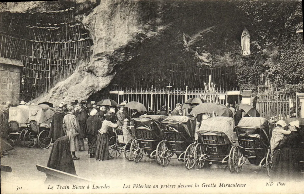 Der Weiße Zug in Lourdes — Pilger in Gebeten vor der Wundergrotte — ND Phot - Vorderseite