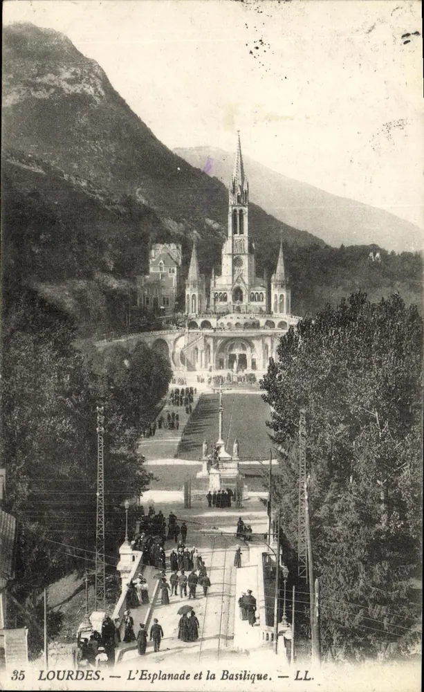 Lourdes — A Esplanada e a Basílica — LL. — N° 35 - Frente