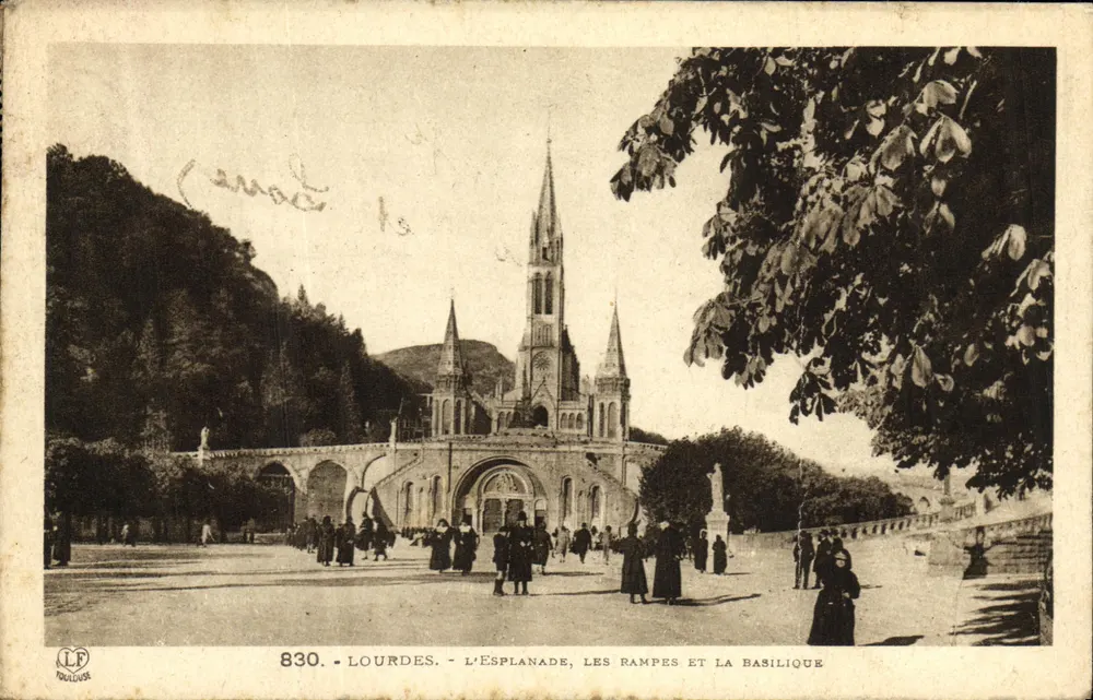 Lourdes — Die Esplanade, die Rampen und die Basilika — Verlag Roullouse, Nr. 830 - Vorderseite