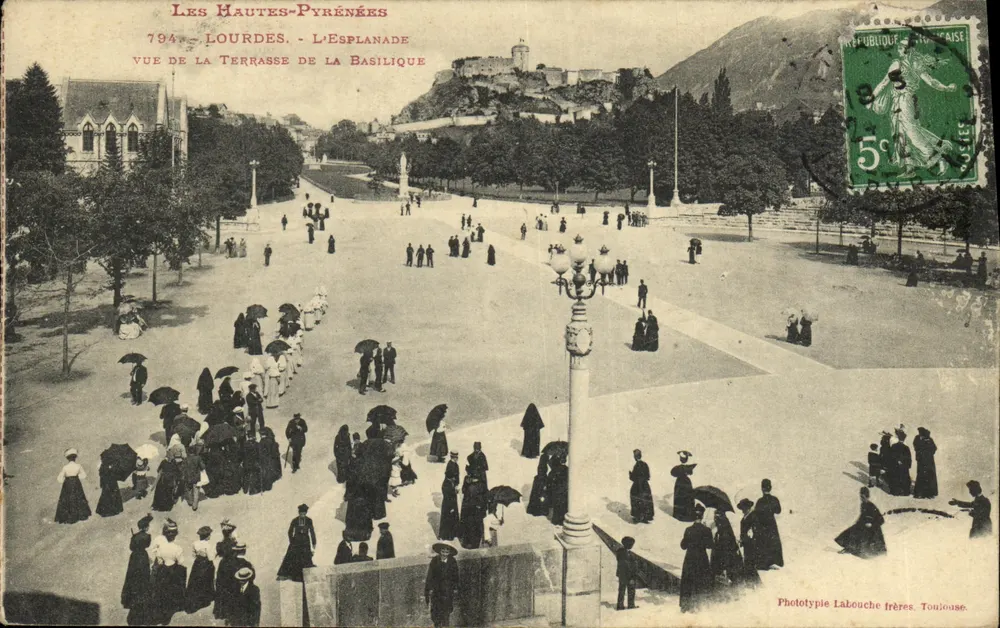 Lourdes - Die Esplanade - Ansicht von der Terrasse der Basilika — Phototypie Labouche frères, Toulouse - Vorderseite