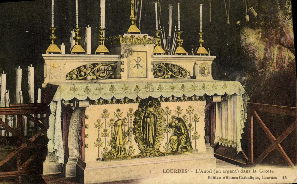 Lourdes - L'altare (in argento) nella Grotta — Edizione Alliance Catholique, Lourdes - 15 - Recto
