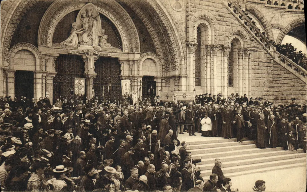 Lourdes — A Processão diante do Rosário — Carte Postale de Luxe - Frente