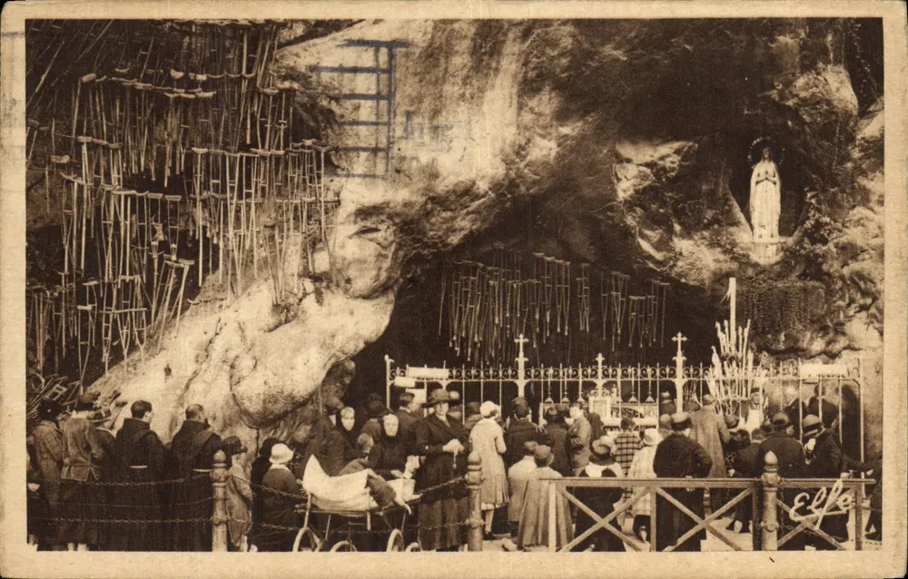 Lourdes — Interior da Grotta Milagrosa — Edições Lourdes - Frente
