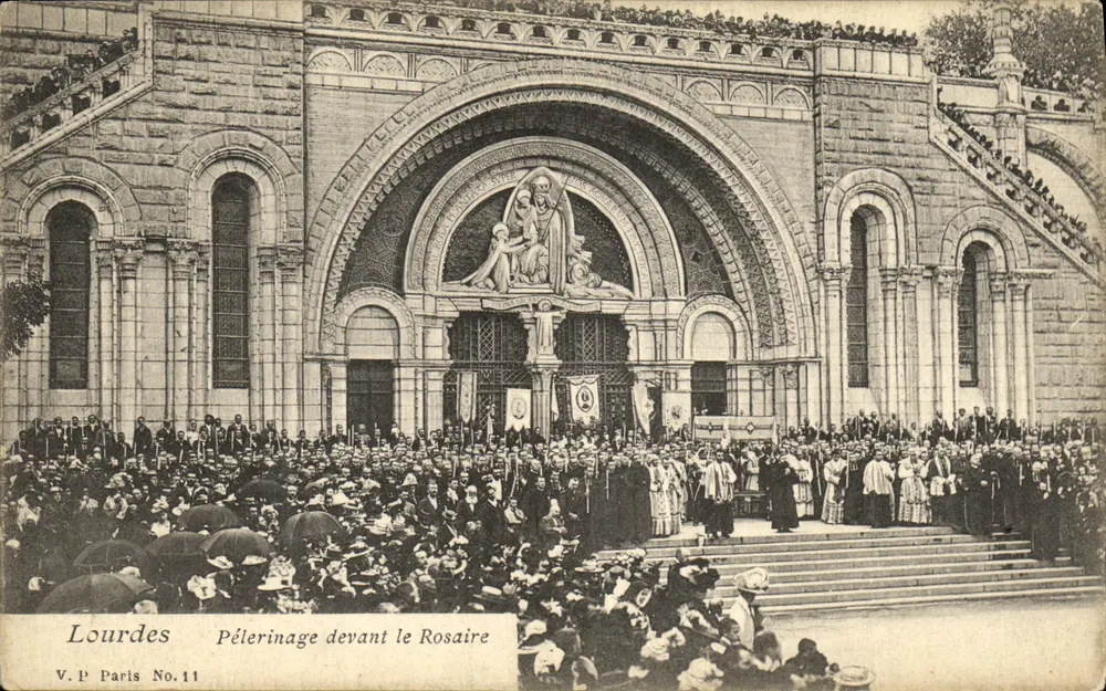 Lourdes — Pelerinagem diante do Rosário — V.P. Paris No.11 - Frente
