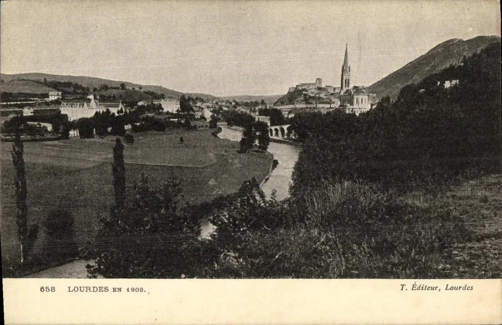 Lourdes — vista panorâmica com igreja e rio — T. Editora, Lourdes, n°658 - Frente