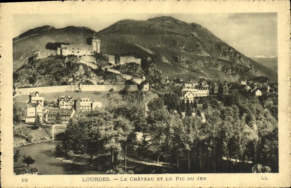 Lourdes — O Castelo e o Pic du Jer — Edição Artística, R. Adoue, Grand Hôtel de la Grotte - Frente