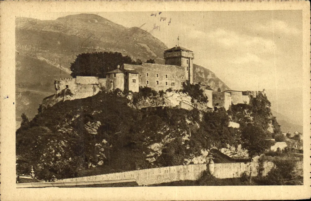 Lourdes — Das befestigte Schloss und der Gipfel des Pic du Jer P.D. — Ausgabe P. DOUCET, Lourdes, Nr. 107 - Vorderseite