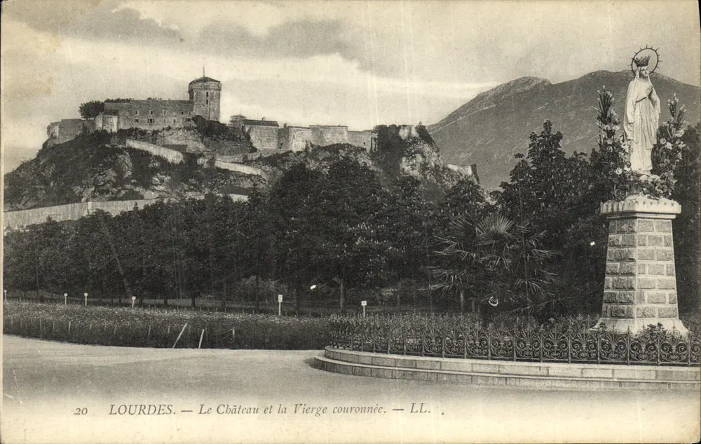 Lourdes — Le Château et la Vierge couronnée — LL. - Recto