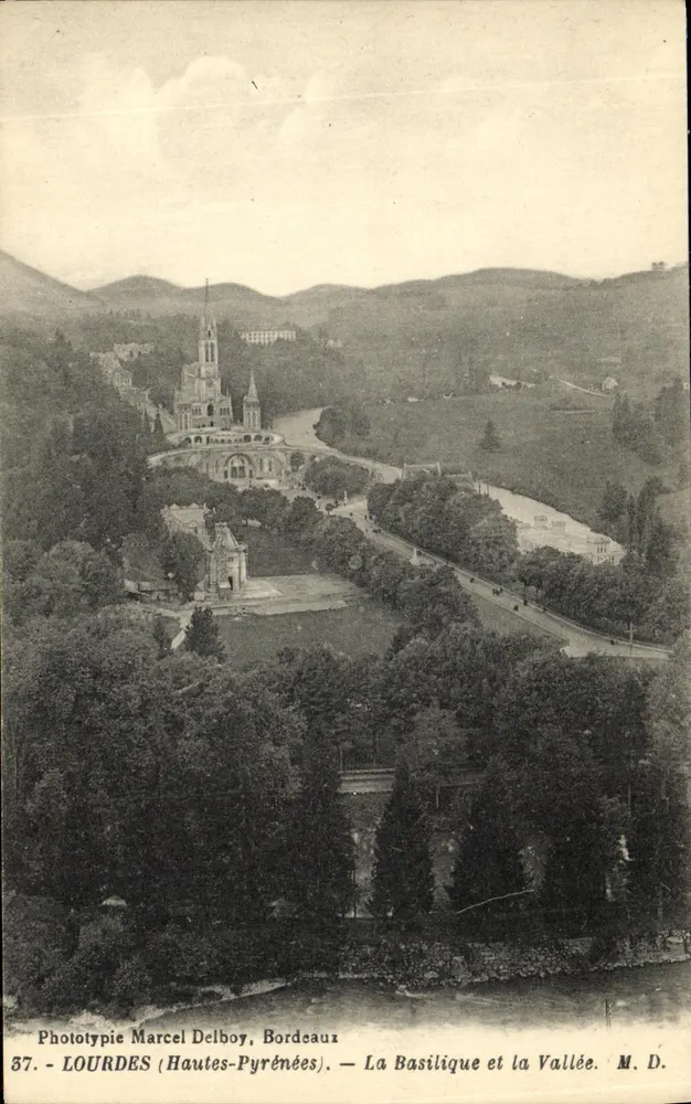 Lourdes (Hautes-Pyrénées) — A Basílica e a Vale — Fototipia Marcel Delboy, Bordeaux, n° 37 - Frente
