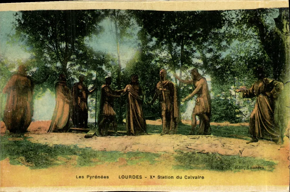 Die Pyrenäen - Lourdes - 10. Station des Calvariums — Straegeol, Verlag Lourdes - Vorderseite