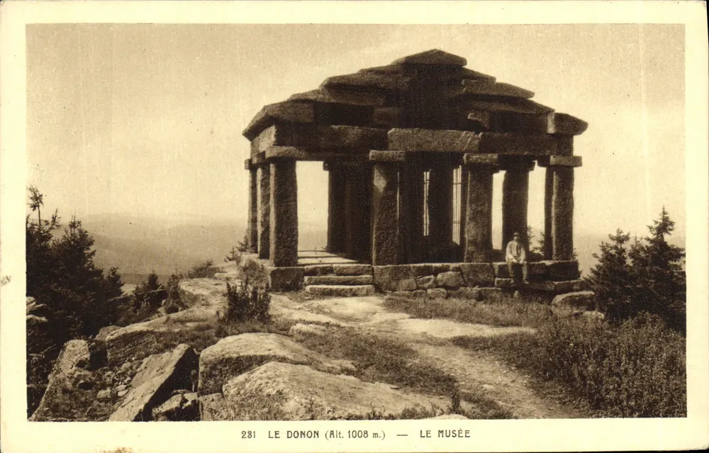 Le Donon (Alt. 1008 m.) — O Museu - Frente