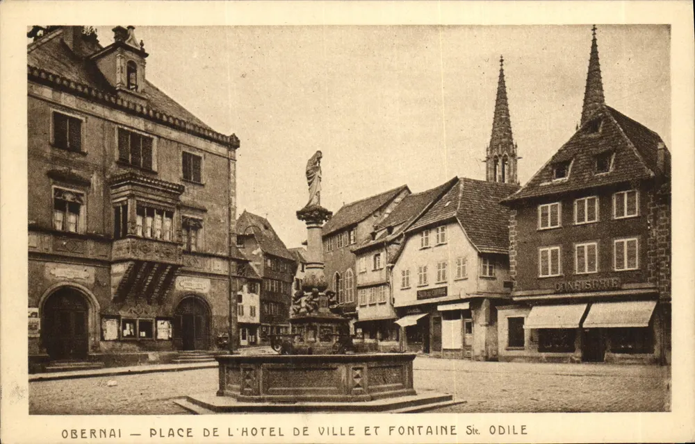 Obernai — Marktplatz des Rathauses und Fontäne Saint Odile - Vorderseite
