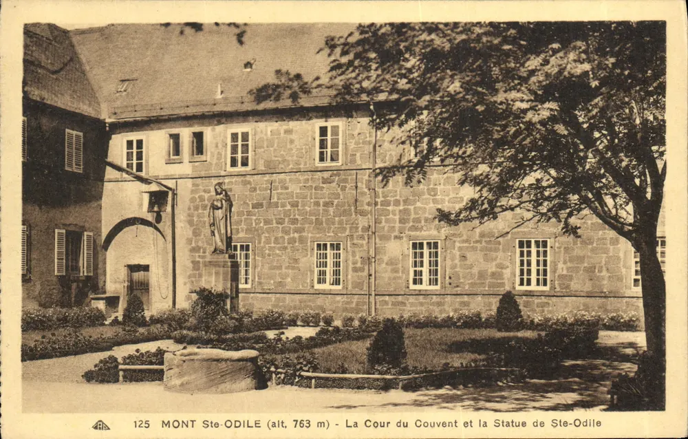 Mont Ste-Odile (Höhe 763 m) — Der Hof des Klosters und die Statue von Ste-Odile - Vorderseite